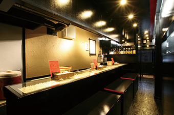 炭火を使って店内で七輪で焼きます。